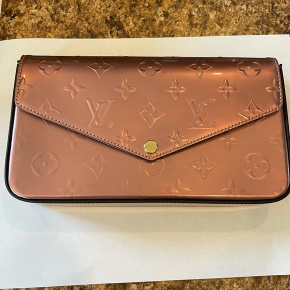 Hi I’m Nicole. I have new items daily. - Picture 1 of 1